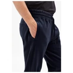ARMEDANGELS - Aardo Comfort - Tracksuit Trousers 5 ARMEDANGELS - Aardo Comfort - Tracksuit Trousers -Bergfreunde Shop armedangels aardo comfort tracksuit trousers detail 4