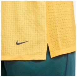 Nike - Dri-FIT Trail Solar Chase - Running Shirt 5 Nike - Dri-FIT Trail Solar Chase - Running Shirt -Bergfreunde Shop nike dri fit trail solar chase running shirt detail 4