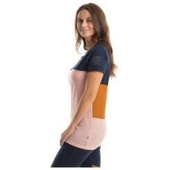 Stoic - Women's MerinoMesh150 BensjonSt. II T-Shirt - Merino Shirt 7 Stoic - Women's MerinoMesh150 BensjonSt. II T-Shirt - Merino Shirt -Bergfreunde Shop stoic womens merinomesh150 bensjonst ii t shirt merino shirt detail 11